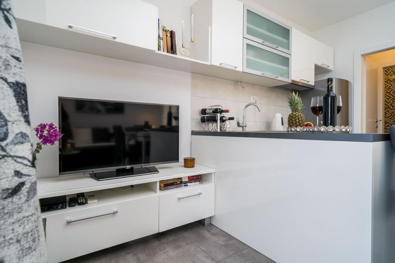 סלאנו Apartments Ratac Lobrovic With Private Beach And Beautiful Sunset מראה חיצוני תמונה