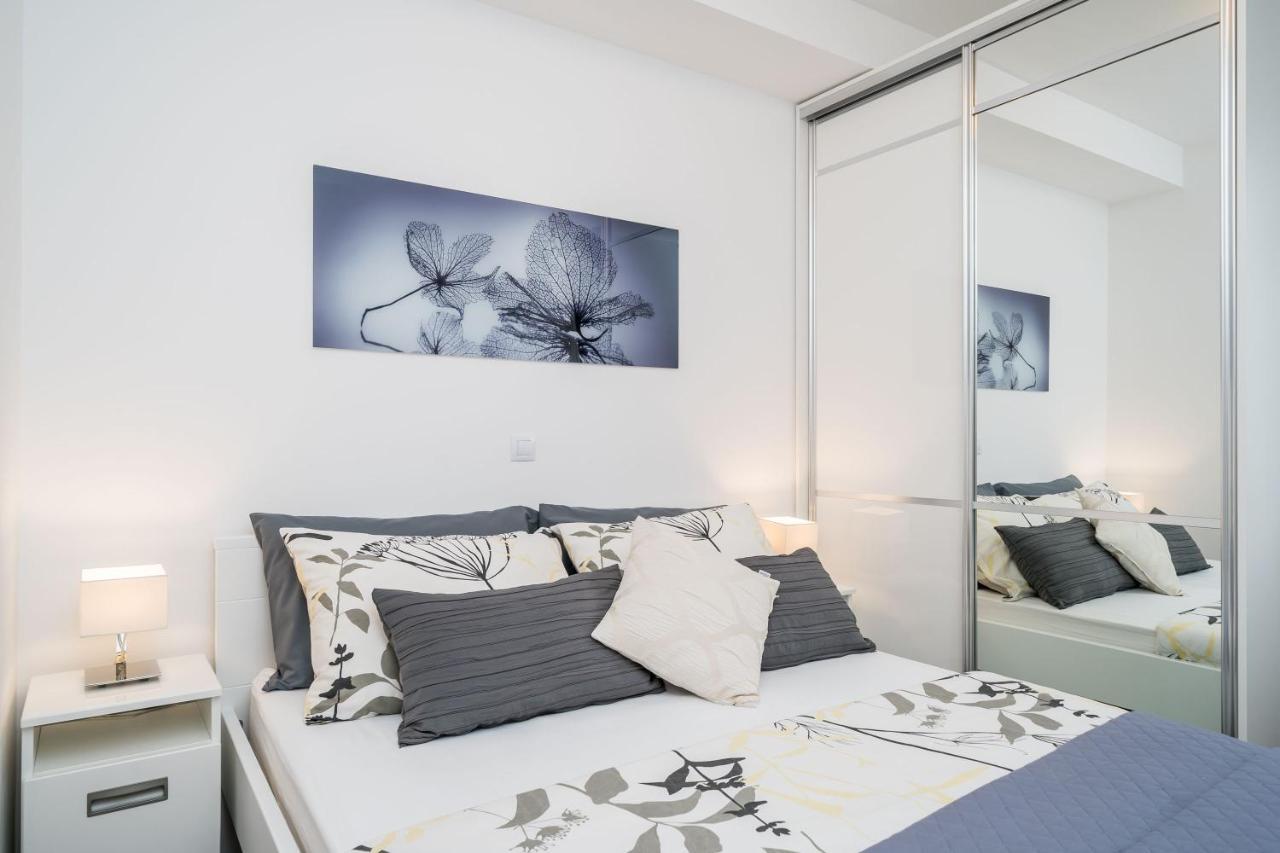 סלאנו Apartments Ratac Lobrovic With Private Beach And Beautiful Sunset מראה חיצוני תמונה