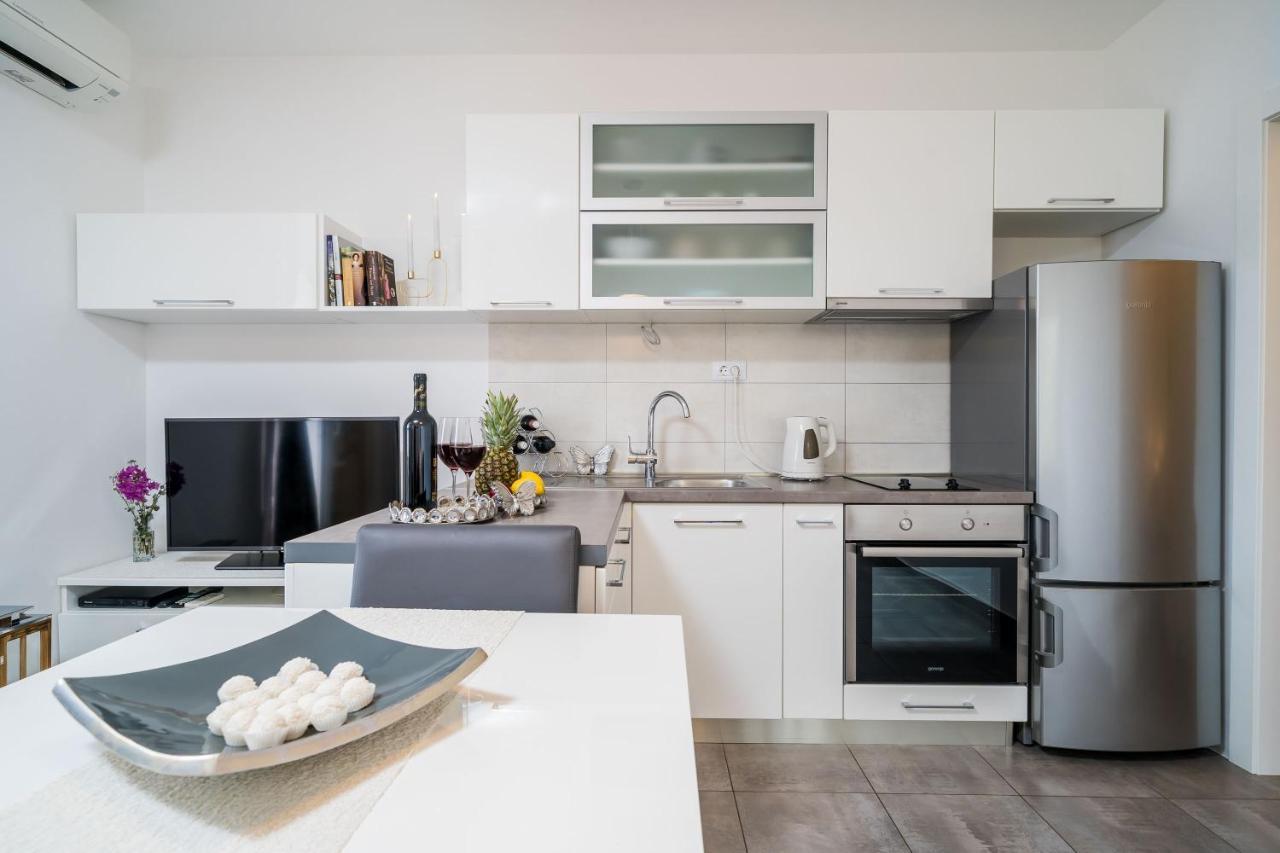 סלאנו Apartments Ratac Lobrovic With Private Beach And Beautiful Sunset מראה חיצוני תמונה