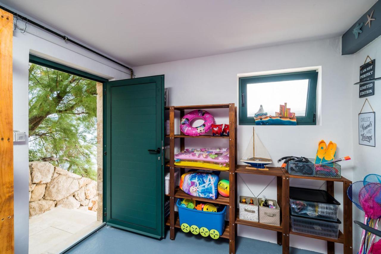 סלאנו Apartments Ratac Lobrovic With Private Beach And Beautiful Sunset מראה חיצוני תמונה