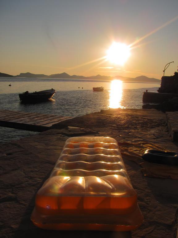 סלאנו Apartments Ratac Lobrovic With Private Beach And Beautiful Sunset מראה חיצוני תמונה