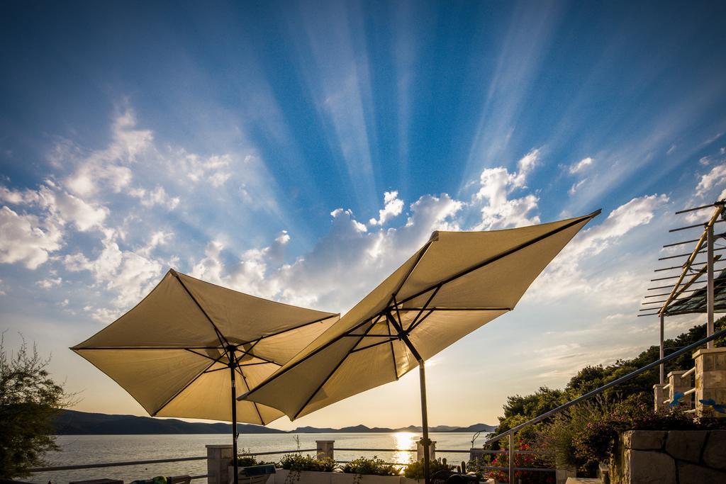 סלאנו Apartments Ratac Lobrovic With Private Beach And Beautiful Sunset מראה חיצוני תמונה