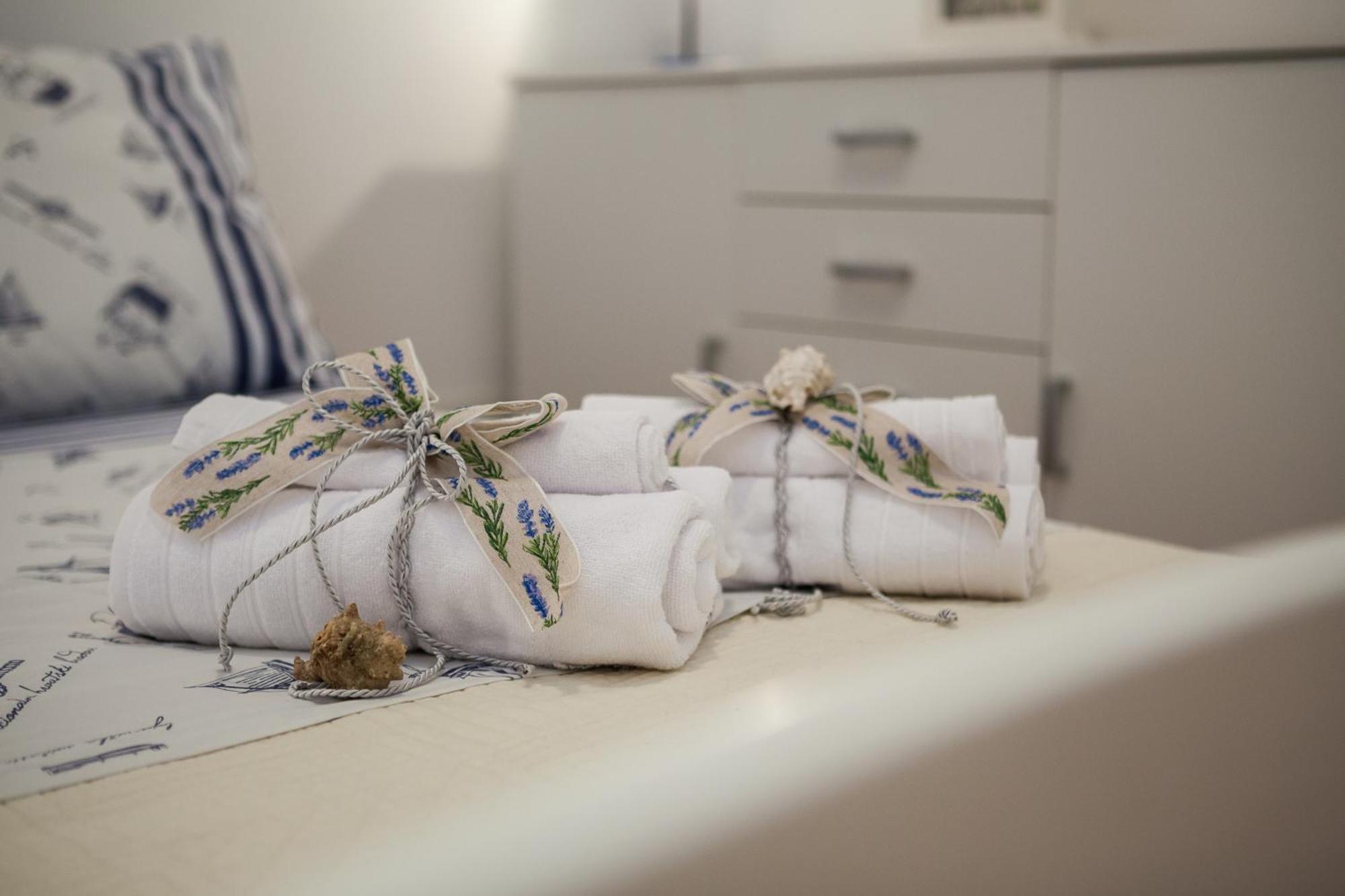 סלאנו Apartments Ratac Lobrovic With Private Beach And Beautiful Sunset מראה חיצוני תמונה